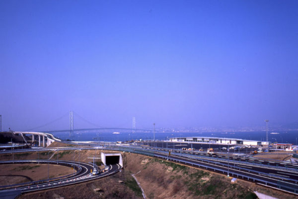 本州四国連絡橋淡路サービスエリア (©Kengo Kuma & Associates)