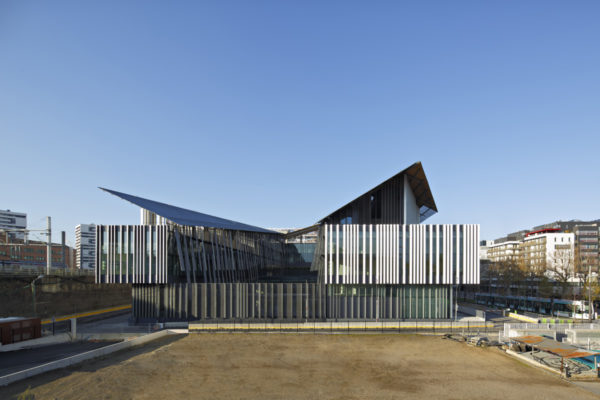 Entrepot Macdonald – Education and Sports Complex (©Guillaume Satre)