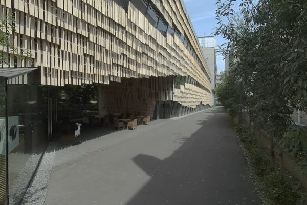 隈研吾VR作品集 Vol. 1 (C01・この建物は、東京大学の中で駅に最も近い春日門を入ってすぐに建つ東京大学大学院情報学環の研究所です。
・コンクリート、金属、石といった硬質な素材で作られてきた従来のキャンパスのイメージをこわし、木と土でできたやわらかな建築をめざしました。
・敷地の隣には、その庭園が国の名勝に指定されている、東京大学総長のゲストハウスである懐徳館があります。

- The building was constructed for the university’s new field of research on ubiquitous computing. Located right in front of the Kasugamon Gate, it is closest to the station in the University of Tokyo.
- Our aim was to break away from the conventional image of campuses that consist of hard materials such as concrete, metal or stone, and to instead design a soft building made with wood and earth.
- Next to the site is Kaitokukan, a guest house of the President of the University of Tokyo, where the garden is designated as a national scenic spot.)