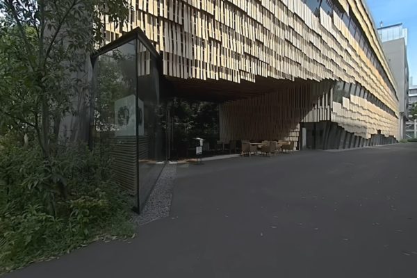 Kengo Kuma Immersive Collection Vol. 1 (C02・春日門からアプローチすると、くろぎ（カフェ）の突き出したガラスの壁が現れます。このガラス面はこの半屋外空間であるプラザ（孔）の庭園へ抜け感を強調しています。
・プラザの天井は杉板を用いて人々を引き込むようにデザインされています。また、この杉板の集まりは、庭園の自然と調和しています。
- When you approach from Kasugamon, you will see a glass wall that protrudes from the kurogi (Cafe). This glass surface emphasizes the connection with the garden of plaza (hole), which is in this semi-outdoor space. 
- The ceiling of the plaza is designed to draw people in using cedar boards. In addition, these cedar boards are in harmony with the nature of the garden.)