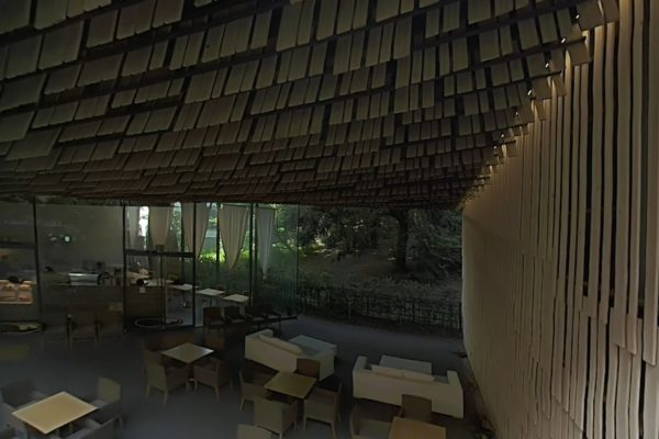 Kengo Kuma Immersive Collection Vol. 1 (C03・杉板は敷地内通路側を垂直、庭園に向かって水平となるよう列ごとに取り付け角度を変え、ゆるやかにうねりながら、スムーズで生物的なファサードを構成しています。
・デザインを進めるにあたっては3Dモデルをさまざまな視点で確認して角度を決定しました。
・杉板の並びは幅の異なる4つのユニットパターンをくみあわせ、動きを出しました。（幅550mm、750mm、950mm、1150mm）
・取り付けの簡易化を図るため、ユニットパターンごとに専用の治具を作成するなど工夫もしました。
- Cedar plate is vertical on the on-site aisle side, with the mounting angle varying for each row so that it is horizontal towards the garden, while gently undulating, it constitutes a smooth and biological facade.
- In advancing the design, the 3D model was checked from various viewpoints and the angle was determined. 
- The line of cedar boards was made to move by combining four unit patterns of different widths. (width 550mm, 750mm, 950mm, 1150mm) 
- In order to simplify the installation, we also devised such as creating a dedicated jig for each unit pattern.)