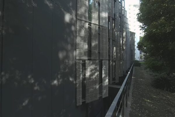 隈研吾VR作品集 Vol. 1 (C07・こちらは懐徳館庭園側のファサードです。
・日本を代表する左官職人、挟土秀平氏による左官を施した溶接金網パネルを研究室や教員室のアルミサッシの脇に設置しました。
- This is the facade on the side of the Kaitokukan Garden. 
- Welding wire mesh panels with plastering by Japan’s leading plastercraftsman, Mr. Shuhei Hasado, were installed on the side of aluminum sash in the laboratory and faculty room.)