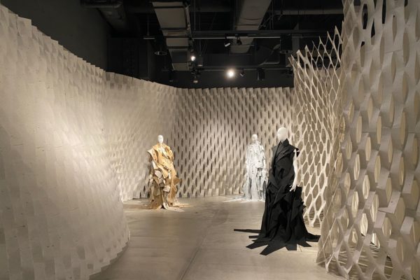 特別展示：『被覆のアナロジー —組む衣服／編む建築』 (©️IMT)