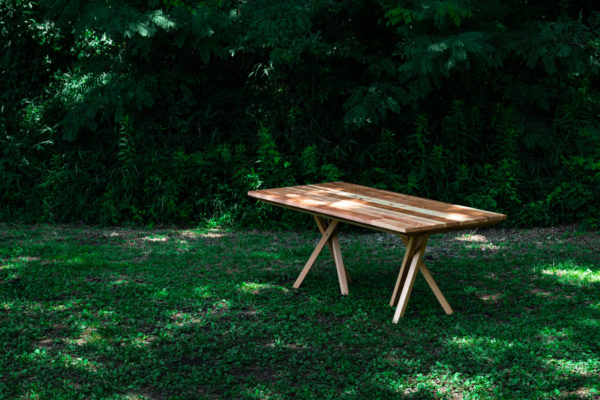 木庵 テーブル&ベンチ (© TAKAHIDE HASHIMOTO)