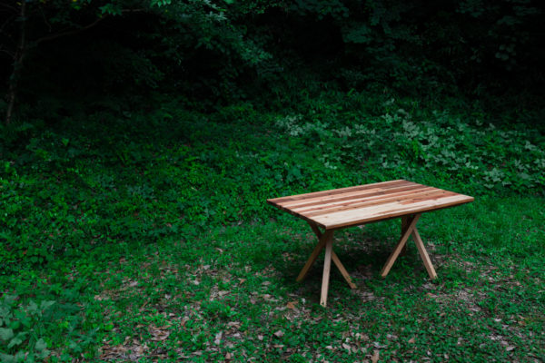 木庵 テーブル&ベンチ (© TAKAHIDE HASHIMOTO)
