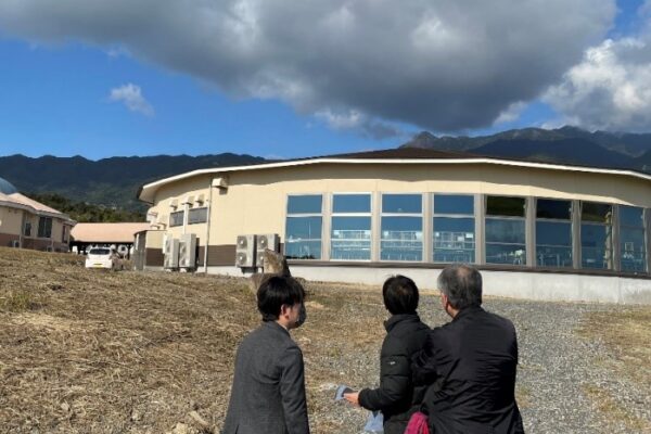 Kengo Kuma will design a new school building for Yakushima Ohzora High School, of which Mr. Kenichiro Mogi is the principal.