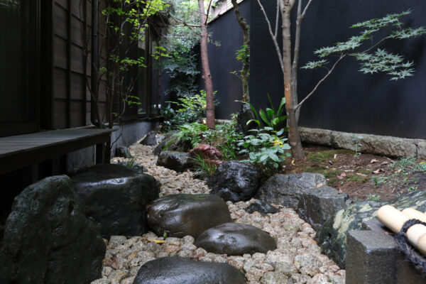 Kagurazaka Wakana Renovation (© Atsushi Nakamichi)