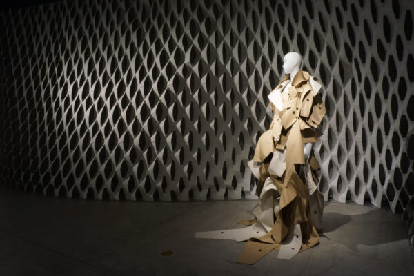 特別展示:『被覆のアナロジー —組む衣服/編む建築』 (© IMT / KuRoKo inc.)