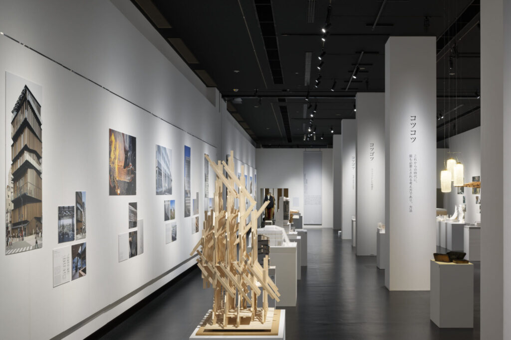 “Kotsugotsu” Philosophy of Kuma Kengo, Hommage to Kenzo Takada | ©Atsushi Nakamichi / Nacása & Partners Inc.