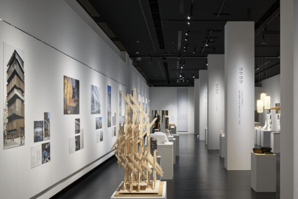 隈研吾の『コツゴツ』哲学 過去から未来へ生き残るデザイン 髙田賢三へのオマージュ (©Atsushi Nakamichi / Nacása & Partners Inc.) 隈研吾の『コツゴツ』哲学 過去から未来へ生き残るデザイン 髙田賢三へのオマージュ (©Atsushi Nakamichi / Nacása & Partners Inc.)