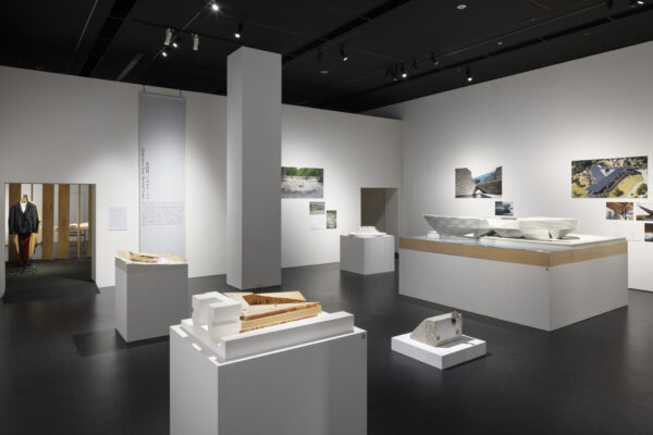 隈研吾の『コツゴツ』哲学 過去から未来へ生き残るデザイン 髙田賢三へのオマージュ (©Atsushi Nakamichi / Nacása & Partners Inc.) 隈研吾の『コツゴツ』哲学 過去から未来へ生き残るデザイン 髙田賢三へのオマージュ (©Atsushi Nakamichi / Nacása & Partners Inc.)