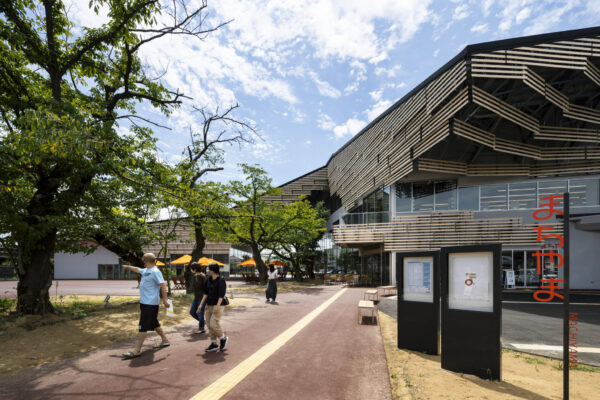 Sanjo City Library Complex “Machiyama” (© Kawasumi・Kobayashi Kenji Photograph Office)
