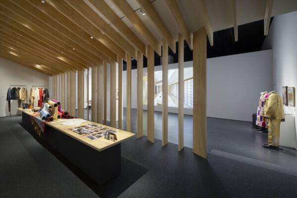 隈研吾の『コツゴツ』哲学 過去から未来へ生き残るデザイン 髙田賢三へのオマージュ (©Atsushi Nakamichi / Nacása & Partners Inc.) 隈研吾の『コツゴツ』哲学 過去から未来へ生き残るデザイン 髙田賢三へのオマージュ (©Atsushi Nakamichi / Nacása & Partners Inc.)