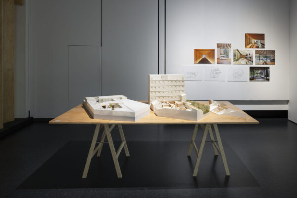 隈研吾の『コツゴツ』哲学 過去から未来へ生き残るデザイン 髙田賢三へのオマージュ (©Atsushi Nakamichi / Nacása & Partners Inc.) 隈研吾の『コツゴツ』哲学 過去から未来へ生き残るデザイン 髙田賢三へのオマージュ (©Atsushi Nakamichi / Nacása & Partners Inc.)