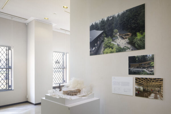 隈研吾の『コツゴツ』哲学 過去から未来へ生き残るデザイン 髙田賢三へのオマージュ (©Atsushi Nakamichi / Nacása & Partners Inc.) 隈研吾の『コツゴツ』哲学 過去から未来へ生き残るデザイン 髙田賢三へのオマージュ (©Atsushi Nakamichi / Nacása & Partners Inc.)