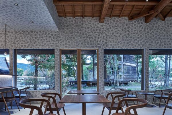 Hida 高山店カフェ「椅子と珈琲」 (© Masayuki Hayashi)