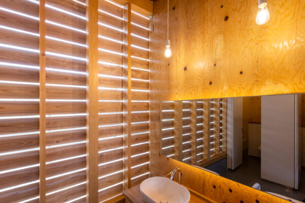 富岡倉庫トイレ (©︎ Masaki Hamada / kkpo)