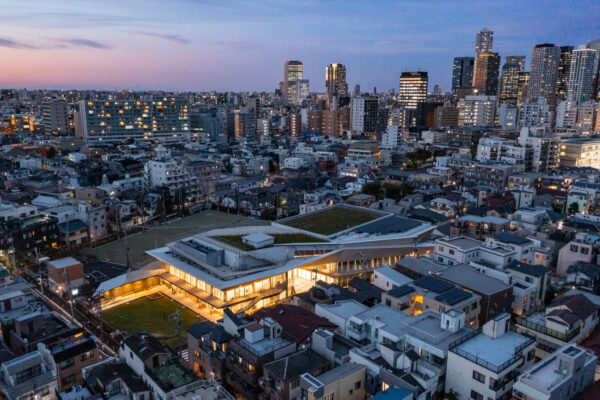 渋谷区本町CC 本町コミュニティセンター・渋谷本町こども園 (© Kawasumi-Kobayashi Kenji Photograph Office - Hiroshi Funaki)