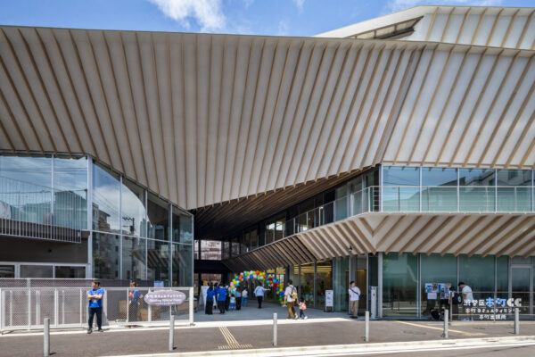 渋谷区本町CC 本町コミュニティセンター・渋谷本町こども園 (© Kawasumi-Kobayashi Kenji Photograph Office - Hiroshi Funaki)