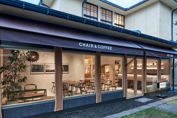 Hida 高山店カフェ「椅子と珈琲」 (© Masayuki Hayashi)