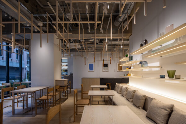 イッタラ表参道 ストア&カフェ (©Kazuhiko Miyazawa)