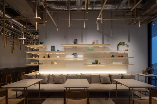 イッタラ表参道 ストア&カフェ (©Kazuhiko Miyazawa)