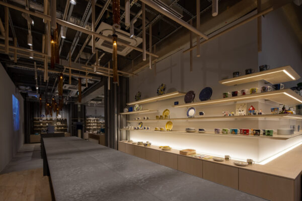 イッタラ表参道 ストア&カフェ (©Kazuhiko Miyazawa)