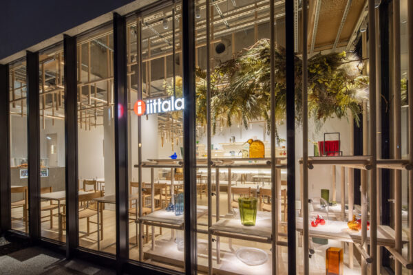 イッタラ表参道 ストア&カフェ (©Kazuhiko Miyazawa)