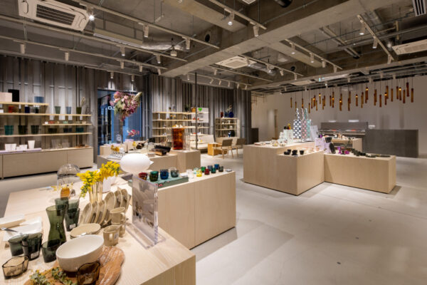 イッタラ表参道 ストア&カフェ (©Kazuhiko Miyazawa)