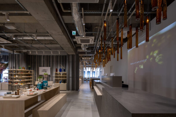 イッタラ表参道 ストア&カフェ (©Kazuhiko Miyazawa)