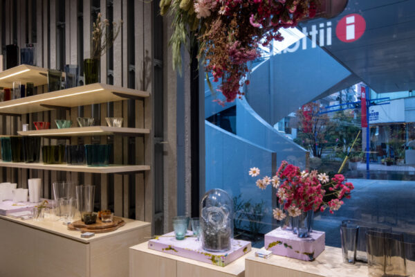 イッタラ表参道 ストア&カフェ (©Kazuhiko Miyazawa)