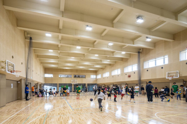 渋谷区本町CC 本町コミュニティセンター・渋谷本町こども園 (© Kawasumi-Kobayashi Kenji Photograph Office - Hiroshi Funaki)