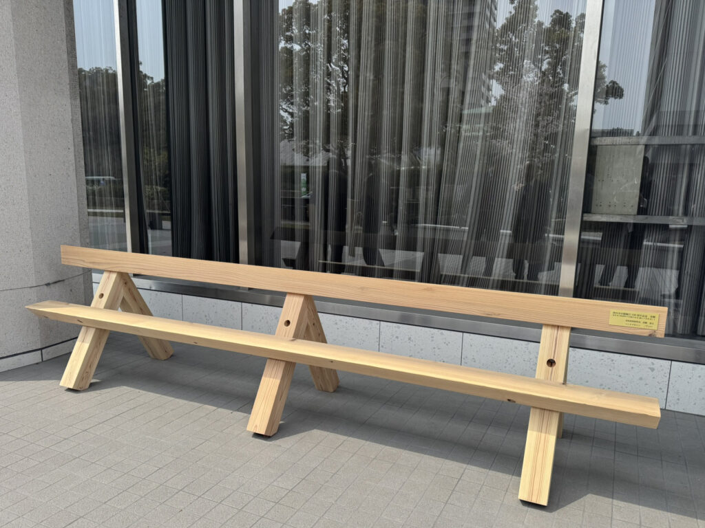 Perch Bench | © Kengo Kuma & Associates