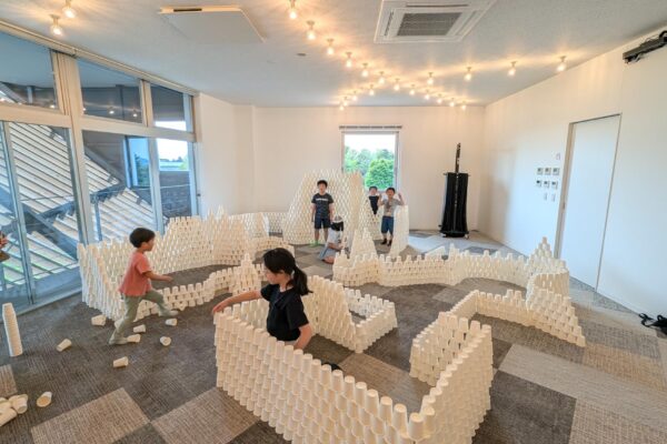 ワークショップ:紙コップで遊ぼう ～小さなもので大きな世界～ (© Kengo Kuma & Associates)