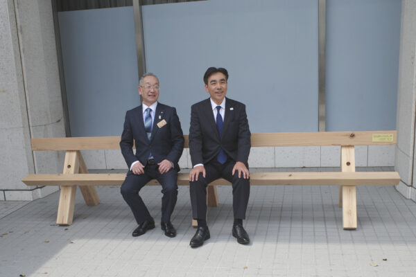 とまり木ベンチ (photo courtesy: Nishinomiya City) とまり木ベンチ (photo courtesy: Nishinomiya City)