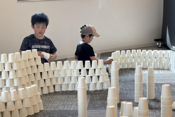 ワークショップ:紙コップで遊ぼう ～小さなもので大きな世界～ (© Kengo Kuma & Associates)
