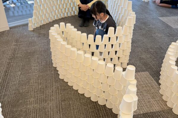 ワークショップ:紙コップで遊ぼう ～小さなもので大きな世界～ (© Kengo Kuma & Associates)