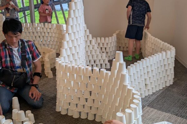 ワークショップ:紙コップで遊ぼう ～小さなもので大きな世界～ (© Kengo Kuma & Associates)