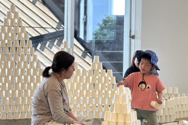 ワークショップ:紙コップで遊ぼう ～小さなもので大きな世界～ (© Kengo Kuma & Associates)