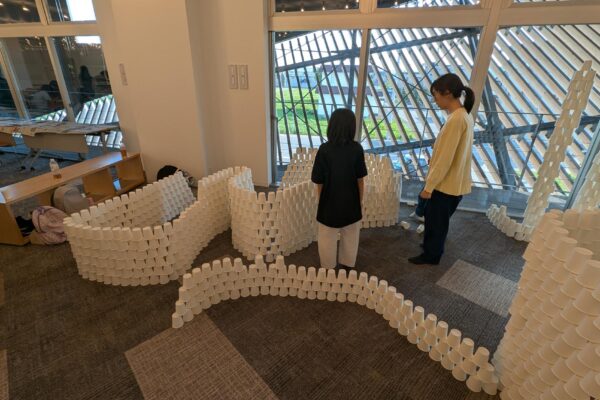 ワークショップ:紙コップで遊ぼう ～小さなもので大きな世界～ (© Kengo Kuma & Associates)