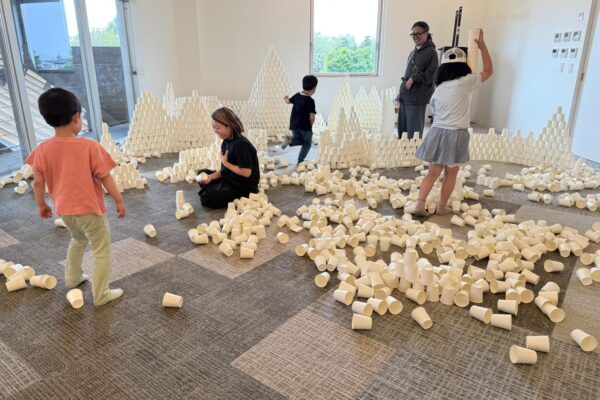 ワークショップ:紙コップで遊ぼう ～小さなもので大きな世界～ (© Kengo Kuma & Associates)
