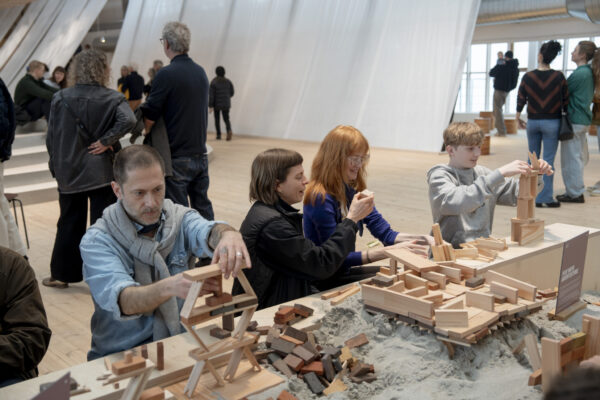Exhibition「TSUMIKI」コペンハーゲンに初登場 (Kengo Kuma udstillingsåbnings på CC)