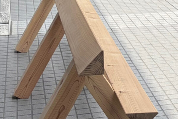 とまり木ベンチ (© Kengo Kuma & Associates) とまり木ベンチ (© Kengo Kuma & Associates)