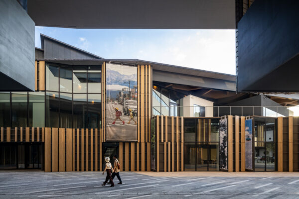 AUBADE HALL / MIDDLE HALL (© Kawasumi・Kobayashi Kenji Photograph Office) AUBADE HALL / MIDDLE HALL (© Kawasumi・Kobayashi Kenji Photograph Office)