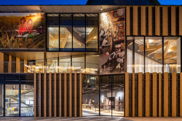 AUBADE HALL / MIDDLE HALL (© Kawasumi・Kobayashi Kenji Photograph Office) AUBADE HALL / MIDDLE HALL (© Kawasumi・Kobayashi Kenji Photograph Office)