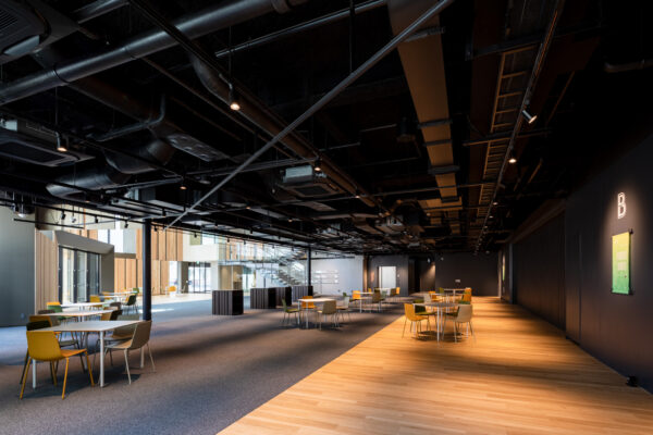 AUBADE HALL / MIDDLE HALL (© Kawasumi・Kobayashi Kenji Photograph Office) AUBADE HALL / MIDDLE HALL (© Kawasumi・Kobayashi Kenji Photograph Office)