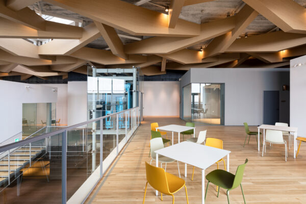 AUBADE HALL / MIDDLE HALL (© Kawasumi・Kobayashi Kenji Photograph Office) AUBADE HALL / MIDDLE HALL (© Kawasumi・Kobayashi Kenji Photograph Office)
