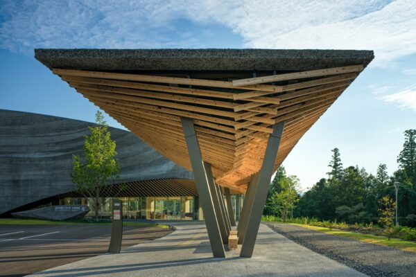 福井県立大学 恐竜学部 (© Katsumasa Tanaka) 福井県立大学 恐竜学部 (© Katsumasa Tanaka)