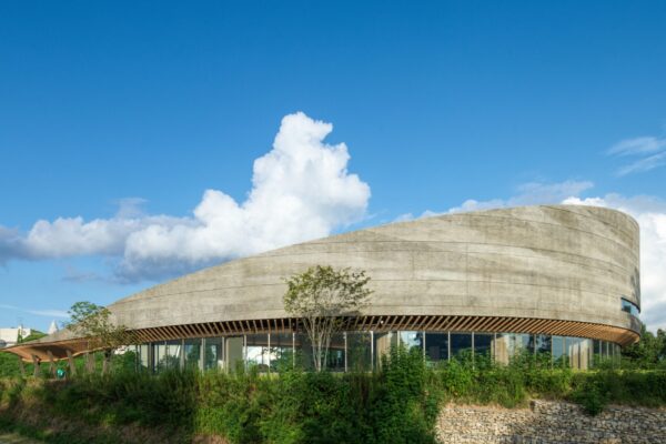 福井県立大学 恐竜学部 (© Katsumasa Tanaka) 福井県立大学 恐竜学部 (© Katsumasa Tanaka)