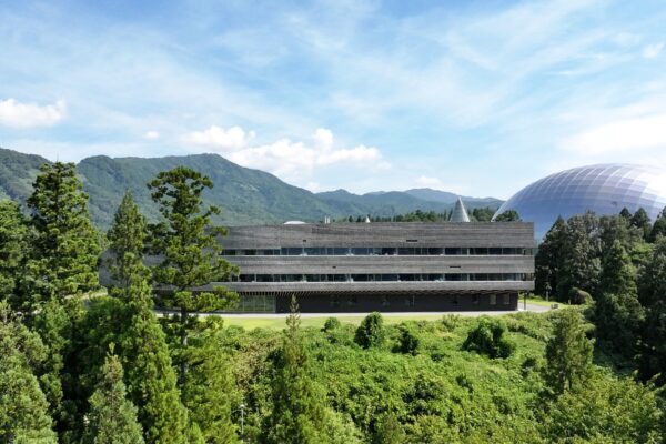 福井県立大学 恐竜学部 ( © Kengo Kuma & Associates) 福井県立大学 恐竜学部 ( © Kengo Kuma & Associates)